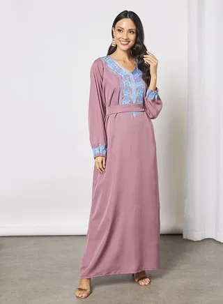 Jalabiya With Abstract Embroidery And Garterised Wrist With Belt