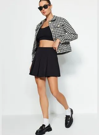 Black Pleated Woven Short Skirt TWOAW24SR00006
