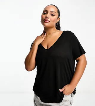 ASOS DESIGN Curve relaxed v neck t-shirt in black