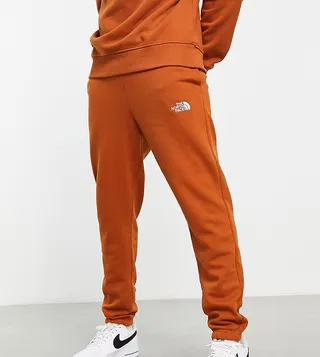 The North Face Essentials sweatpants in brown - Exclusive at ASOS