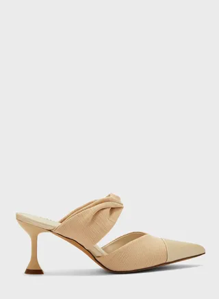 Twist Starp Pointed Pump