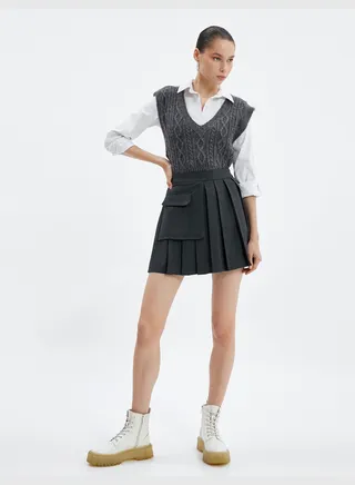 Thick Pleated Mini Skirt Pocket Detail