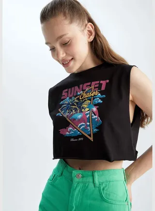 Woman Cropped Fit Vest