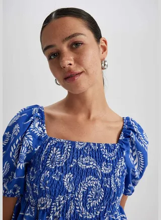 Woman Square Neck Woven Short Sleeve Blouse