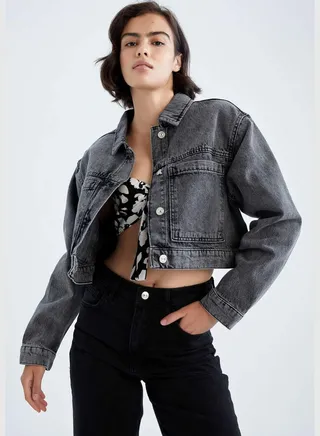 Woman Cropped Fit Denim Jacket
