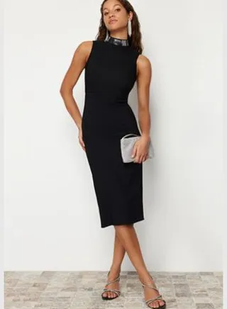 Elegant Evening Dress with Black High Collar Accessories