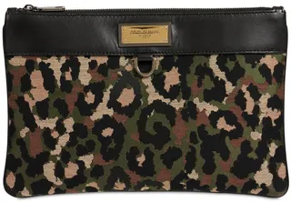 Logo plaque camo pouch