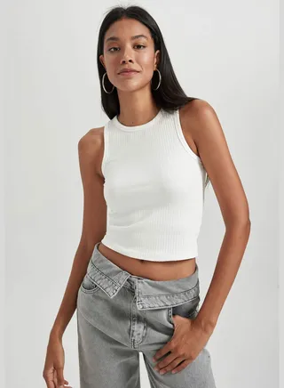 Woman Slim Fit Crew Neck Knitted Tank Top