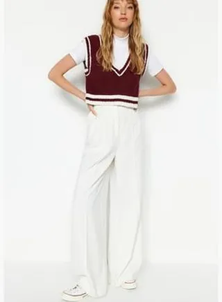 Claret Red Crop. Soft Textured V-Neck Knitwear Sweater TWOAW22BZ0001.