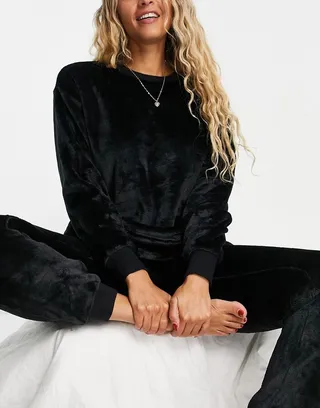ASOS DESIGN lounge super soft fleece sweat & sweatpants set in black
