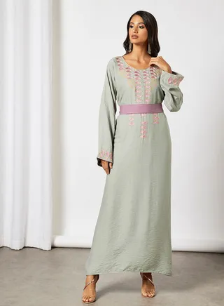 Jalabiya With Fan Like Shaped Embroidery With Belt