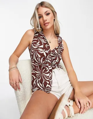 New Look sleeveless ruched front shirt in brown swirl print