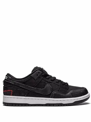 SB Dunk Low sneakers