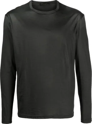 long-sleeved T-shirt