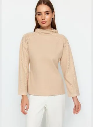 Beige Thessaloniki/Knitwear Look With Pearl Detailed Regular/Regular Fit Stand Up Collar Knitted Blouse TWOAW24BZ00311.