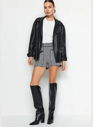 Black Diagonal Pattern Woven Shorts TWOAW24SR00052
