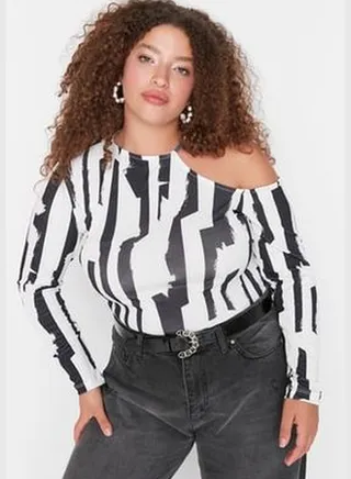 Black Fitted Knitted Geomaetric Patterned Blouse with Cutout Detail TBBAW23AF00033