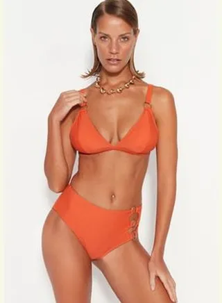 Cinnamon Triangle Accessorized Bikini Top TBESS23BU00190