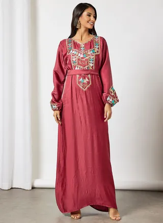 Jalabiya With Colored Arrow Like Embroidery In Front And Garterised Wrist With Belt