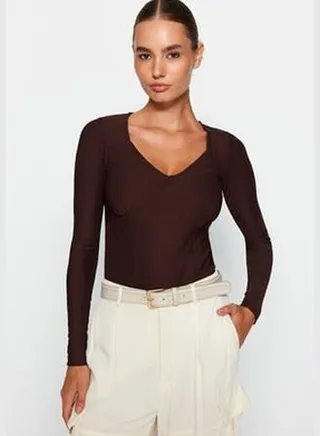 Brown Ottoman Slim Stitching Detail V-Neck Stretchy Knitted Blouse TWOAW24BZ00103