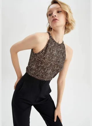 Woman Fitted Halter Collar Vest