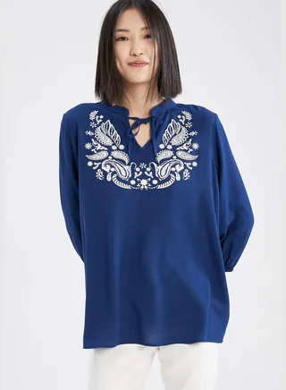 Regular Hem 3/4 Sleeve C-Neck Blouse