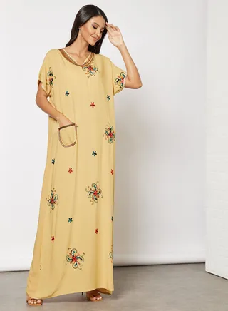Jalabiya With Floral Print And Lace Embellishment On Neckline