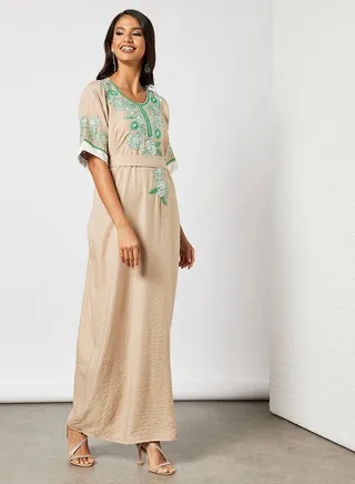 Jalabiya With Floral Embroidery In Short Sleeves