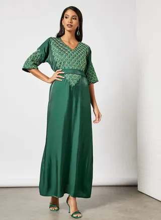 Jalabiya With Rainbow Like Shaped Embroidery In Short Sleeves With Belt