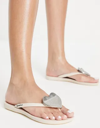 Ipanema Maxi heart flip flops in beige