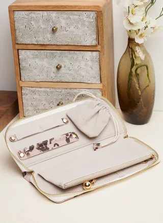 Ivory Tort Jewellery Roll