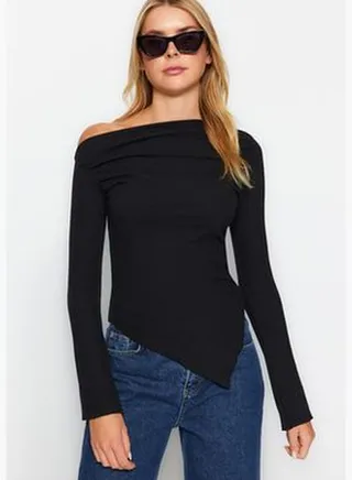 Black Draped Boat Neck Asymmetrical Knitted Blouse TWOAW24BZ00393