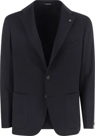 Let yourself be charmed by the new men's jacket from the Tagliatore collection. The fine camel fabric and the slim fit can be matched with chino trousers or with jeans to play down the look. A refined and versatile garment.