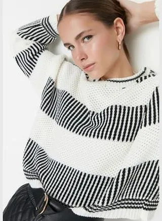 Ecru Color Block Knitwear Sweater TWOAW23KZ00012