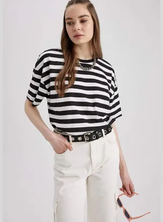 Woman Loose Fit Knitted Short Sleeve T-Shirt
