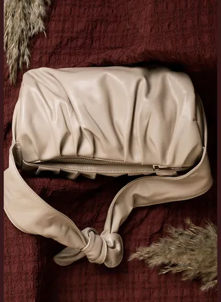 Solid Zip Lock Hand Bag with Handle detail