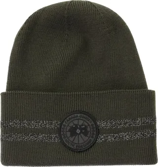 Tackle the harsh winter climate with a double layer of extra-fine Italian merino wool that is both insulating and breathable. Characteristic double-striped reflective details around the cuff add visibility in low-light conditions.