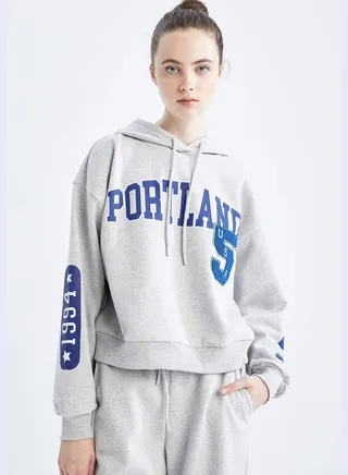 Woman Regular Fit Hooded Long Sleeve Knitted Sweatshirt
