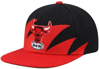 Men's Mitchell & Ness Black and Red Chicago Bulls Hardwood Classics Sharktooth Snapback Hat