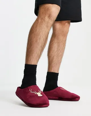 Truffle Collection christmas stag slipper in burgundy