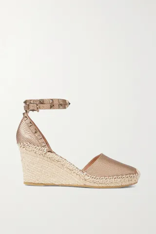 Valentino Garavani - Valentino Garavani Rockstud Double 85 Textured-leather Wedge Espadrilles - Gold