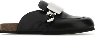 Slippers realized in smooth calf leather enriched by Gourmet Chain detail on the instep.