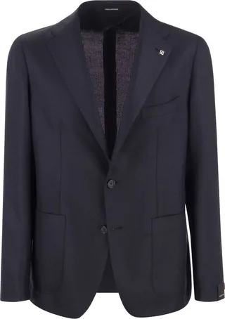 Let yourself be charmed by the new men's jacket from the Tagliatore collection. The fine wool fabric and the slim fit can be combined with chino trousers or with jeans to play down the look. A refined and versatile garment.