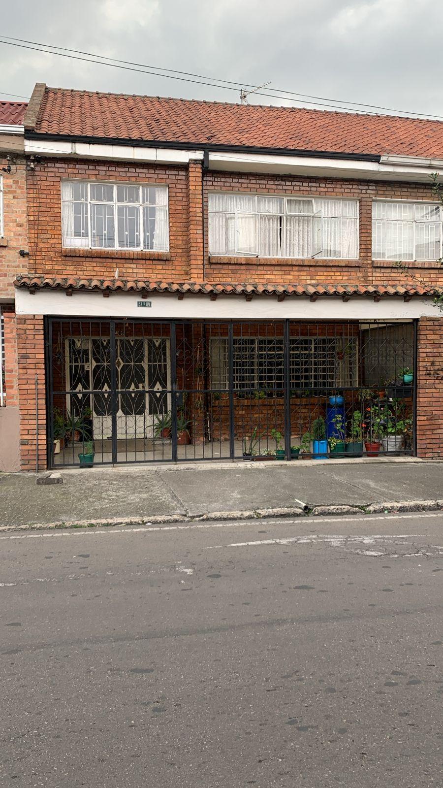 CASA EN BOGOTÁ - POPULAR MODELO - Foto 1