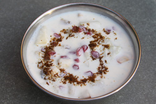 Gemischte Früchte Raita - Rezept für Joghurt-Dip mit verschiedenen Früchten
