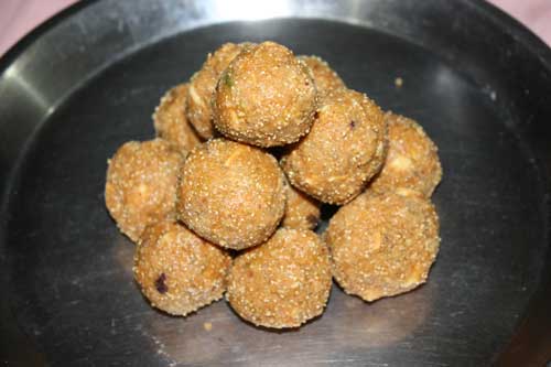 Besan Laddu - Süße Kugeln aus Kichererbsenmehl mit Nüssen