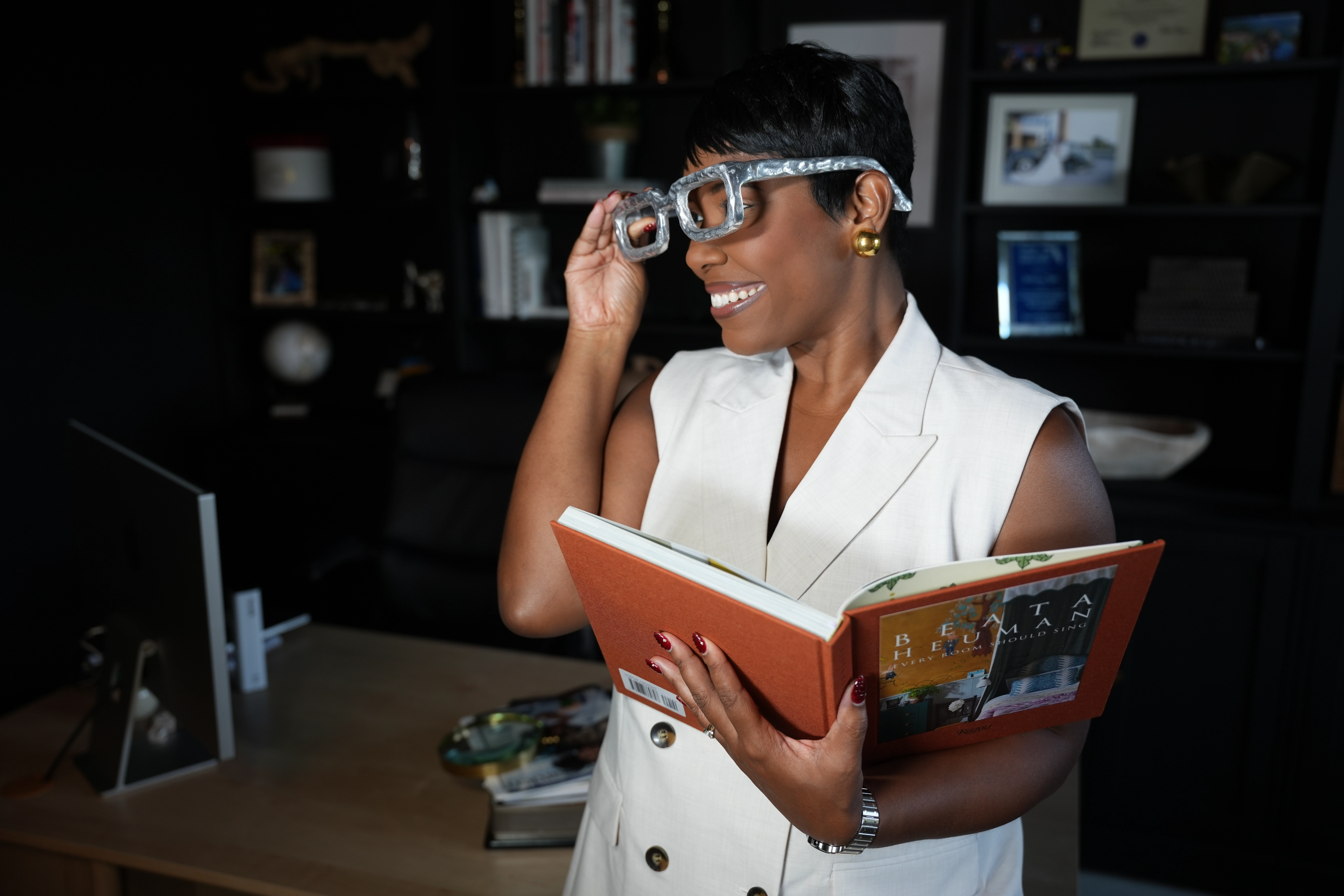 Tailor pinning a women's garment, Doublevi atelier