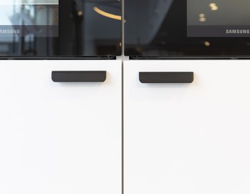 Toonzaalkeuken kleur kiezelgrijs model Toronto - witte kastdeuren