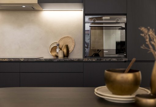 Zwarte keuken met verticale lijnen - keukenmodel Raya