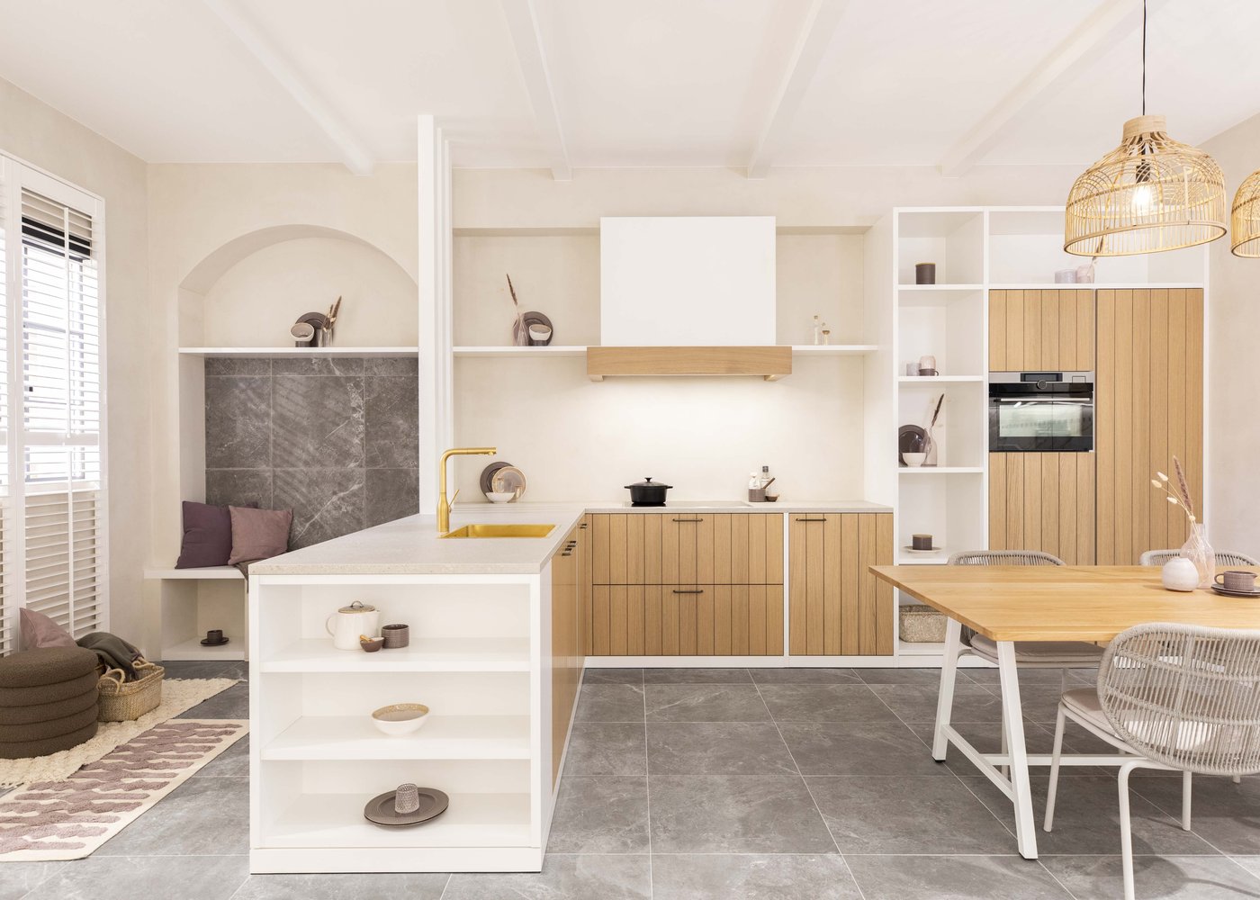 Keuken in Ibiza stijl - keuken met combinatie wit laminaat en hout